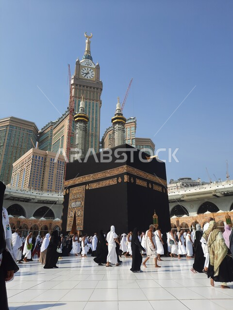 ساحات الحرم المكي الشريف، طواف الحجاج والمعتمرين حول الكعبة في بيت الله الحرام في مكة المكرمة في المملكة العربية السعودية، أداء مناسك الحج والعمرة، العبادة والتقرب إلى الله، أماكن إسلامية دينية مقدسة