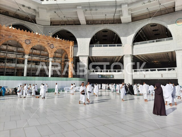 الحرم المكي الشريف في السعودية، الحجاج والمتعمرين في ساحات المسجد الحرام في مكة المكرمة، أداء مناسك الحج والعمرة، معالم وأماكن دينية إسلامية مقدسة