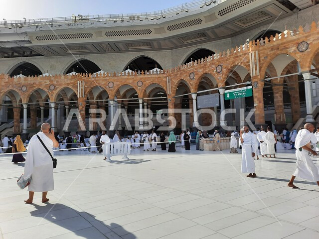 أداء مناسك الحج والعمرة، الحجاج والمتعمرين في ساحات المسجد الحرام في مكة المكرمة، الحرم المكي الشريف في السعودية، معالم وأماكن دينية إسلامية مقدسة