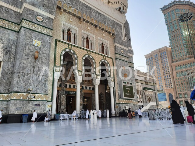 أداء مناسك الحج والعمرة، دخول الحجاج والمعتمرين الى المسجد الحرام من بوابة فهد، ساحات الحرم المكي الشريف في مكة المكرمة في السعودية، معالم وأماكن دينية إسلامية مقدسة