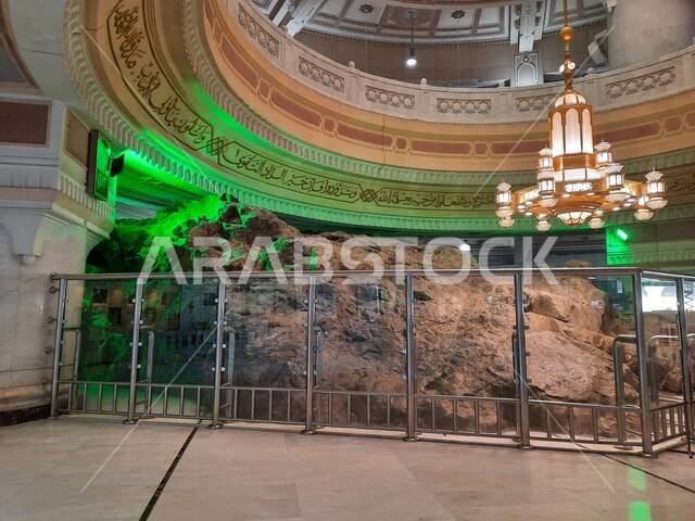 معالم وأماكن دينية إسلامية مقدسة، جبل الصفا والمروة في بيت الله الحرام، تلال صخرية في المسجد الحرام في مكة المكرمة في المملكة العربية السعودية، أداء مناسك الحج والعمرة