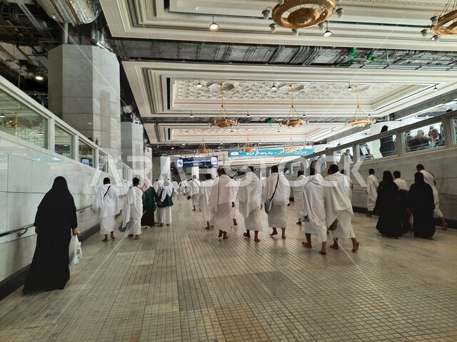 اداء مناسك الحج والعمرة، الحجاج والمعتمرين في المسعي في مكة المكرمة في المملكة العربية السعودية، السعي بين الصفا والمروة، العبادة والتقرب الى الله، معالم وأماكن دينية إسلامية مقدسة