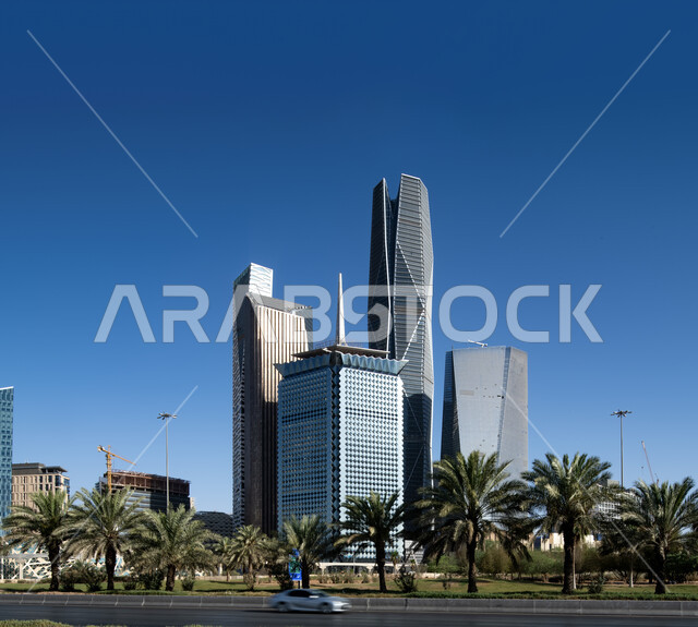 أشجار النخيل الخضراء المحيطة بمركز الملك عبد الله المالي (كافد)، الفن الهندسي المعماري للأبراج وناطحات السحاب في مدينة الرياض، النمو والتطور العمراني في المملكة العربية السعودية، معالم الرياض المشهورة