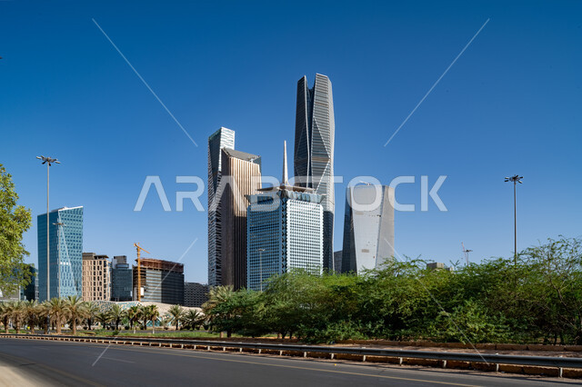 الأشجار والنباتات الخضراء في وضح النهار، مركز الملك عبد الله المالي (كافد)، الفن الهندسي المعماري للأبراج وناطحات السحاب في مدينة الرياض، النمو والتطور العمراني في المملكة العربية السعودية، معالم الرياض المشهورة