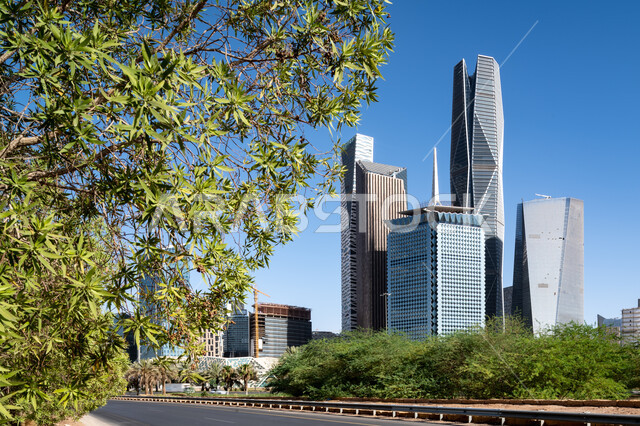 الفن الهندسي المعماري لمركز الملك عبد الله المالي (كافد)، الأشجار والنباتات الخضراء في وضح النهار، الأبراج وناطحات السحاب في مدينة الرياض، النمو والتطور العمراني في المملكة العربية السعودية، معالم الرياض المشهورة