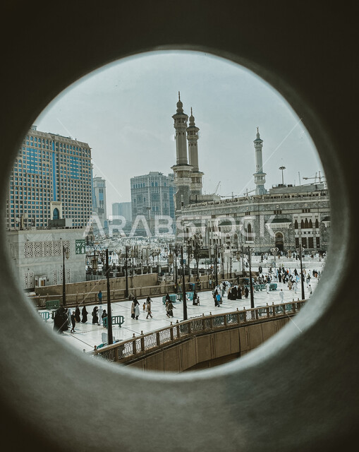 تجمع الحجاج والمعتمرين في الساحات الخارجية للمسجد الحرام، الحرم المكي الشريف في مكة المكرمة في السعودية، أداء مناسك الحج والعمرة، معالم وأماكن دينية إسلامية مقدسة