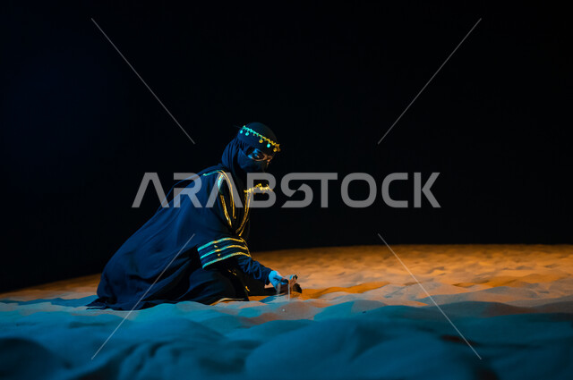 الافتخار بالجذور و الأصول، خلفية الطبيعه الرملية الناعمة, تأسيس الدولة السعودية الأولى 1727 م، ذكرى يوم التأسيس السعودي في 22 فبراير, صورة مقربة لإمرأة سعودية محجبة ترتدي العباءة السعودية والبرقع تمسك بيدها تراب الوطن, الاعتزاز الدائم بالهوية الوطنية