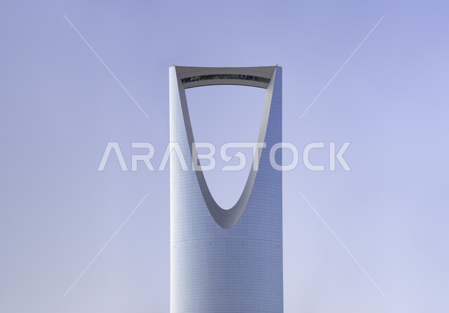 النمو والتطور العمراني، صورة مقربة لبرج المملكة في مدينة الرياض، الفن الهندسي المعماري للأبراج وناطحات السحاب في المملكة العربية السعودية، معالم الرياض المشهورة