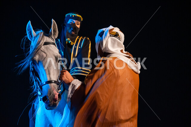 دردشة وحوارات وديه، ذكرى يوم التاسيس السعودي 22 فبراير، صورة مقربة لإمرأة ورجل عربيان خليجيان سعوديان يرتديان ازياء يوم التأسيس السعودي1727 م و يتبادلان الاحاديث الجانبيه المسليه في الخارج ليلا، ممارسة هواية ركوب الخيل، حب الفروسيه وركوب الأحصنة