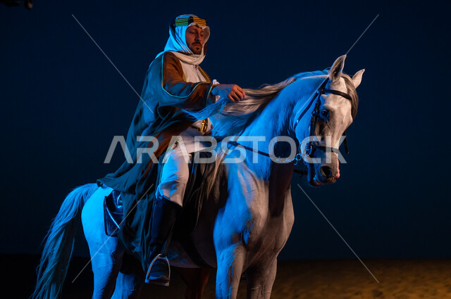 تربيه الحيوانات الأليفه، مشاركة الجياد في المناسبات والأعياد الوطنية, ارتداء أزياء اهل المنطقه الوسطى , رجل عربي سعودي يرتدي البشت والغترة يقوم بامتطاء فرسه ومداعبته ليلا في الصحراء, ذكرى تأسيس المملكة 22 فبراير، يوم التأسيس السعودي 1727  م