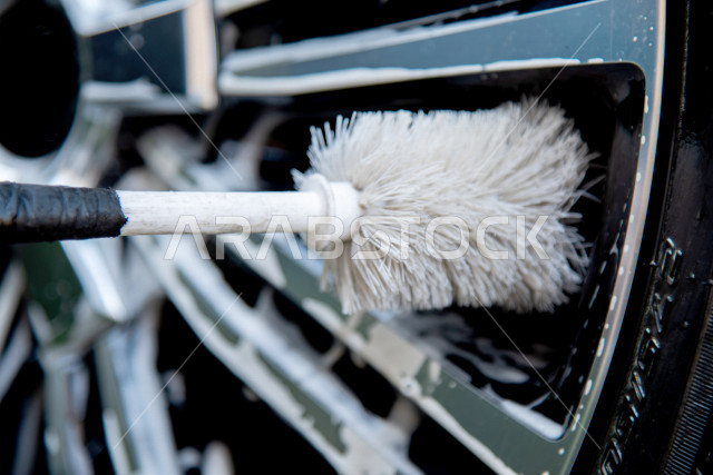 احدى الأشخاص العالمين يعمل لدى شركة متنقلة لغسيل السيارات وتلميعها في السعودية ، استخدام تقنيات لتنظيف و صيانه و تلميع السيارات ، استخدام مستحضرات ذات فعالية عالية ،التلميع الخارجي للسيارات