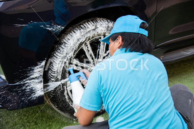 احدى الأشخاص العالمين يعمل لدى شركة متنقلة لغسيل السيارات وتلميعها في السعودية ، استخدام تقنيات لتنظيف و صيانه و تلميع السيارات ، استخدام مستحضرات ذات فعالية عالية ،التلميع الخارجي للسيارات