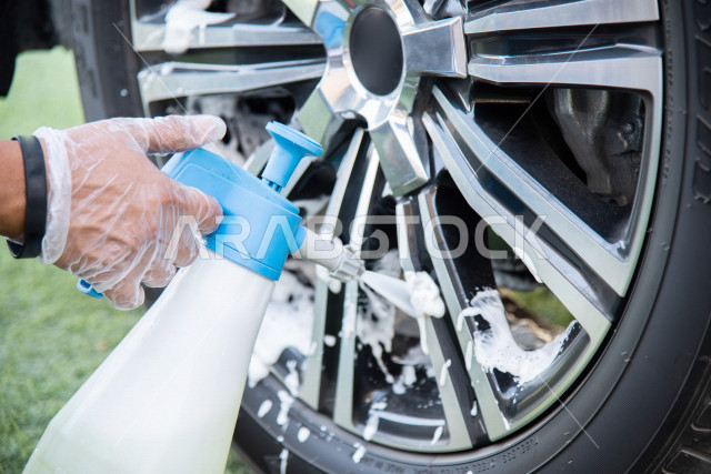 احدى الأشخاص العالمين يعمل لدى شركة متنقلة لغسيل السيارات وتلميعها في السعودية ، استخدام تقنيات لتنظيف و صيانه و تلميع السيارات ، استخدام مستحضرات ذات فعالية عالية ،التلميع الخارجي للسيارات