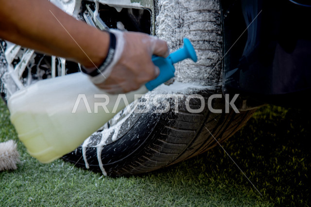 احدى الأشخاص العالمين يعمل لدى شركة متنقلة لغسيل السيارات وتلميعها في السعودية ، استخدام تقنيات لتنظيف و صيانه و تلميع السيارات ، استخدام مستحضرات ذات فعالية عالية ،التلميع الخارجي للسيارات