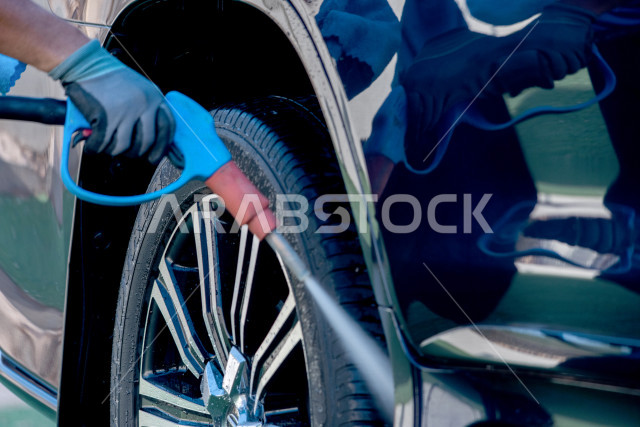احدى الأشخاص العالمين يعمل لدى شركة متنقلة لغسيل السيارات وتلميعها في السعودية ، استخدام تقنيات لتنظيف و صيانه و تلميع السيارات ، استخدام مستحضرات ذات فعالية عالية ،التلميع الخارجي للسيارات