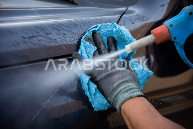 احدى الأشخاص العالمين يعمل لدى شركة متنقلة لغسيل السيارات وتلميعها في السعودية ، استخدام تقنيات لتنظيف و صيانه و تلميع السيارات ، استخدام مستحضرات ذات فعالية عالية ،التلميع الخارجي للسيارات