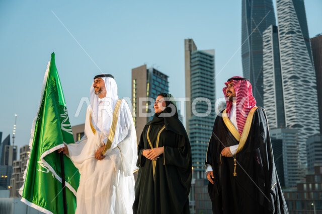التطور والنمو في السعودية, المشاركة في تنمية الوطن ورفع قدره, الاحتفال باليوم الوطني  8 ربيع الأول لتوحيد المملكة, مواطنون عرب سعوديون خليجيون يقفون بفخر وعز بالوطن, ارتداء الأزياء التقليديه في ذكرى يوم العلم 11 مارس, النظر إلى شيء ما بإيماءات الثقة