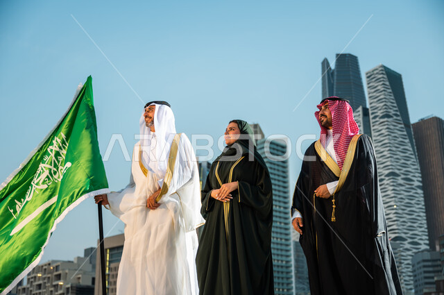النظر إلى شيء ما بإيماءات الثقة, المشاركة في تنمية الوطن ورفع قدره, الاحتفال باليوم الوطني 8 ربيع الأول لتوحيد المملكة, مواطنون عرب سعوديون خليجيون يقفون بفخر وعز بالوطن, ارتداء الأزياء التقليديه في ذكرى يوم العلم 11 مارس, النمو والتطور في السعودية