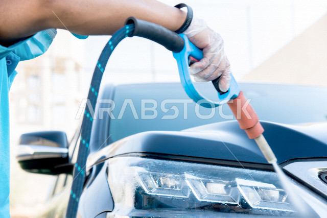 احدى الأشخاص العالمين يعمل لدى شركة متنقلة لغسيل السيارات وتلميعها في السعودية ، استخدام تقنيات لتنظيف و صيانه و تلميع السيارات ، استخدام مستحضرات ذات فعالية عالية ،التلميع الخارجي للسيارات