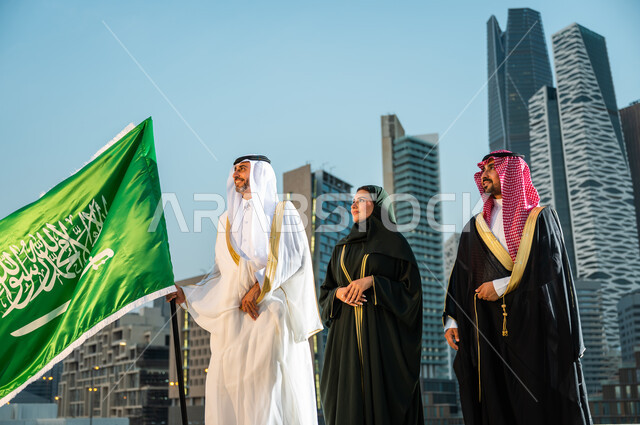 تنمية الوطن ورفع قدره, الاحتفال باليوم الوطني  8 ربيع الأول لتوحيد المملكة, مواطنون عرب سعوديون خليجيون يقفون بفخر وعز بالوطن, ارتداء الأزياء التقليديه في ذكرى يوم العلم 11 مارس, النظر إلى شيء ما بإيماءات الثقة, النمو والتطور في السعودية