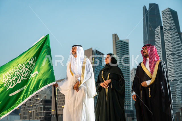 المشاركة في تنمية الوطن ورفع قدره, الاحتفال باليوم الوطني 8 ربيع الأول لتوحيد المملكة, مواطنون عرب سعوديون خليجيون يقفون بفخر وعز بالوطن, ارتداء الأزياء التقليديه في ذكرى يوم العلم 11 مارس, النظر إلى شيء ما بإيماءات الثقة, النمو والتطور في السعودية