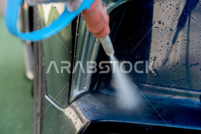 احدى الأشخاص العالمين يعمل لدى شركة متنقلة لغسيل السيارات وتلميعها في السعودية ، استخدام تقنيات لتنظيف و صيانه و تلميع السيارات ، استخدام مستحضرات ذات فعالية عالية ،التلميع الخارجي للسيارات
