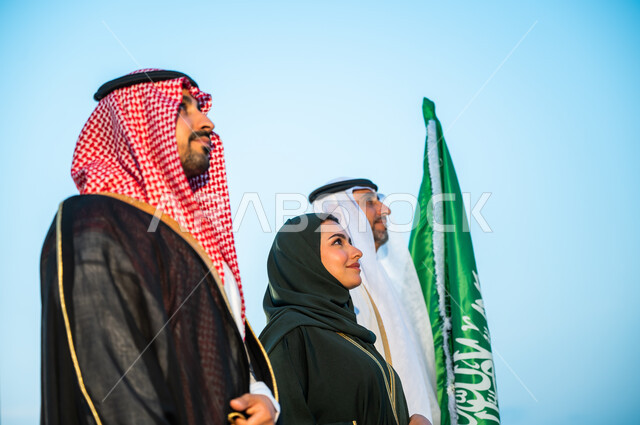 إحياء تاريخ  توحيد الوطن بإيماءات السرور, المشاركة في تنمية الوطن ورفع قدره, صورة مقربة لمواطنين عرب خليجيين سعوديين يقفون بفخر واعتزاز, ارتداء الأزياء التقليدية في ذكرى اليوم الوطني 23 سبتمبر, الوقوف بثقة في يوم العلم السعودي 11مارس