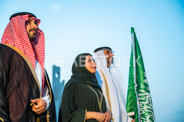 إحياء تاريخ  توحيد الوطن بإيماءات السرور, المشاركة في تنمية الوطن ورفع قدره, صورة مقربة لمواطنين عرب خليجيين سعوديين يقفون بفخر واعتزاز, ارتداء الأزياء التقليدية في ذكرى اليوم الوطني 23 سبتمبر, الوقوف بثقة في يوم العلم السعودي 11مارس