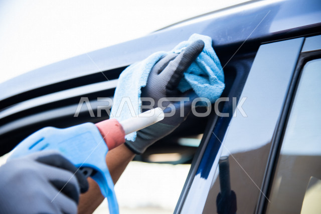 احدى الأشخاص العالمين يعمل لدى شركة متنقلة لغسيل السيارات وتلميعها في السعودية ، استخدام تقنيات لتنظيف و صيانه و تلميع السيارات ، استخدام مستحضرات ذات فعالية عالية ،التلميع الخارجي للسيارات