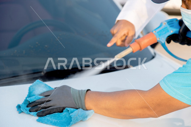 احدى الأشخاص العالمين يعمل لدى شركة متنقلة لغسيل السيارات وتلميعها في السعودية ، استخدام تقنيات لتنظيف و صيانه و تلميع السيارات ، استخدام مستحضرات ذات فعالية عالية ،التلميع الخارجي للسيارات