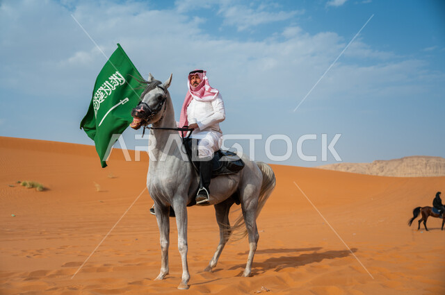 ذكرى  توحيد الوطن 23 سبتمبر، خيال عربي خليجي سعودي يمتطي الفرس العربي الأصيل ويرفع علم السعودية، يوم العلم 11 مارس، اليوم الوطني السعودي، أنشطة وفعاليات ركوب الخيول في الصحراء، توارث شغف الجياد من الأجداد