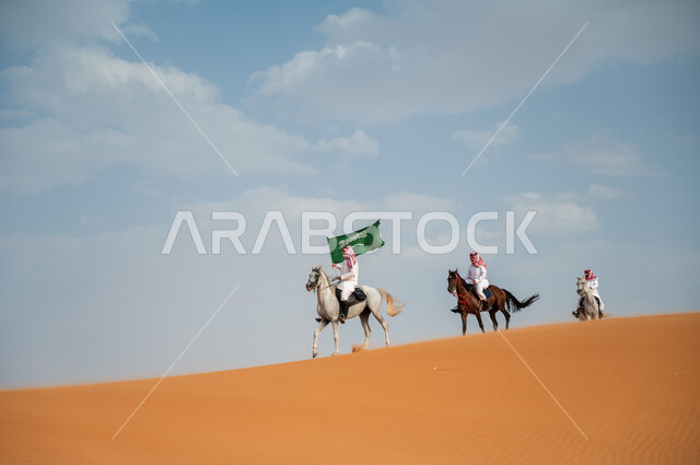 الاحتفال بيوم العلم السعودي 11 مارس، قوة وسرعة الخيل السعودي, مشاركة فعاليات ركوب الخيل في العيد الوطني، هواية امتطاء الجياد في الصحراء، إحياء ذكرى اليوم الوطني 8 ربيع الأول، مجموعة رجال عرب خليجيون سعوديون يتسابقون على ظهر الاحصنة ويرفعون علم المملكة