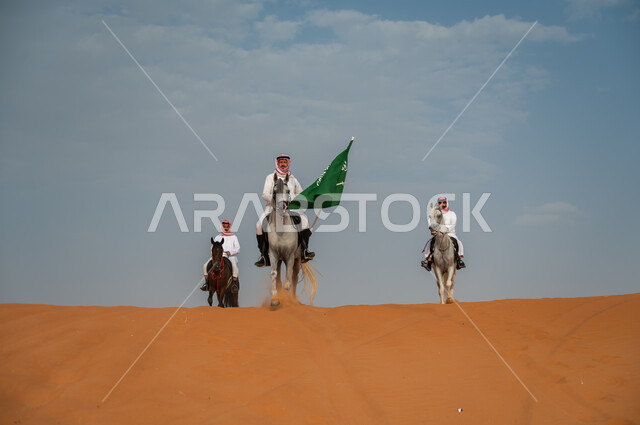 مكانة الفرس في قلوب أبناء المملكة، الاحتفال بذكرى اليوم الوطني، العيد الوطني23 سبتمبر،  إحياء يوم العلم السعودي 11 مارس، فرسان عرب خليجيون سعوديون يتجلون على ظهر الاحصنة في الصحراء ويرفعون علم المملكة، ارتباط الخيل بالتاريخ السعودي