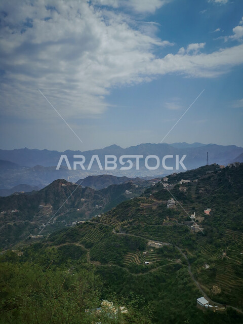 السماء المليئة بالغيوم والسحب البيضاء فوق جبال فيفاء، المدرجات الزراعية الخضراء في جازان في المملكة العربية السعودية, النباتات الطبيعية على القمم والمرتفعات الجبلية، اماكن ومعالم سياحية طبيعيه في السعودية، خلفية الطبيعة