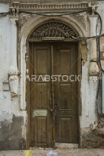 التصميم المعماري العربي القديم للأبنية والشوارع، باب منزل خشبي قديم, المباني الأثرية في القرية التاريخية في مدينة جدة, أماكن سياحية ومعالم تاريخية تراثية في المملكة العربية السعودية.