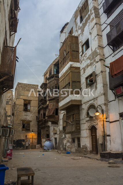 الشوارع والمباني الأثرية القديمة في المدينة التاريخية في جدة, التصميم المعماري العربي القديم للأبنية والشوارع، أماكن سياحية ومعالم تاريخية تراثية في المملكة العربية السعودية.