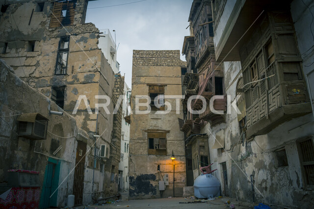 الشوارع والمباني الأثرية القديمة في المدينة التاريخية في جدة, التصميم المعماري العربي القديم للأبنية والشوارع، أماكن سياحية ومعالم تاريخية تراثية في المملكة العربية السعودية.