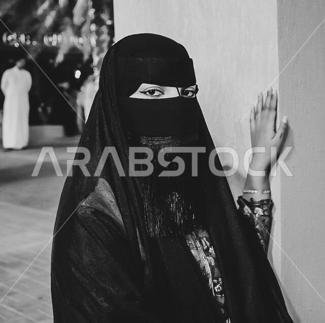 ذكرى يوم التأسيس السعودي في 22 فبراير, الاحتفال بتوحيد المملكة العربية السعودية 1727 م، صورة مقربة بالأسود والأبيض لإمرأة عربية خليجية سعودية محجبة ترتدي العباءة والبرقع تنظر الى الكاميرا بايماءات ثقة وفخر, مؤسس الدوله السعودية الاولى الامام محمد بن سعود