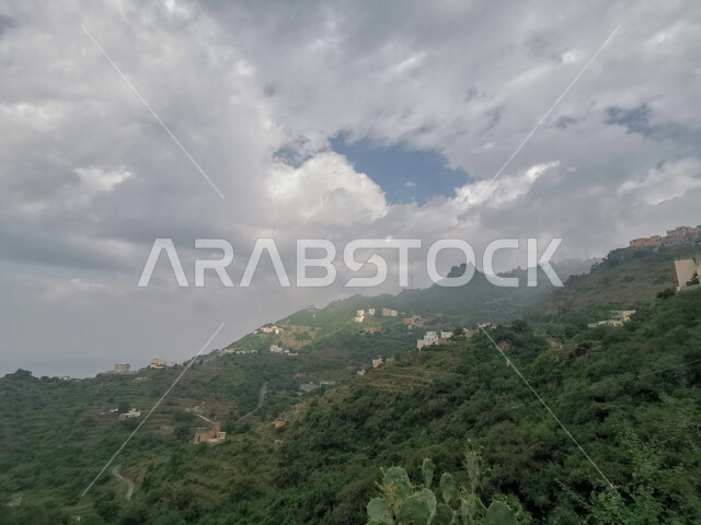 السماء المليئة بالغيوم والسحب البيضاء فوق جبال فيفاء، النباتات الطبيعية على القمم والمرتفعات الجبلية، المدرجات الزراعية الخضراء في جازان في المملكة العربية السعودية, اماكن ومعالم سياحية طبيعيه في السعودية، خلفية الطبيعة