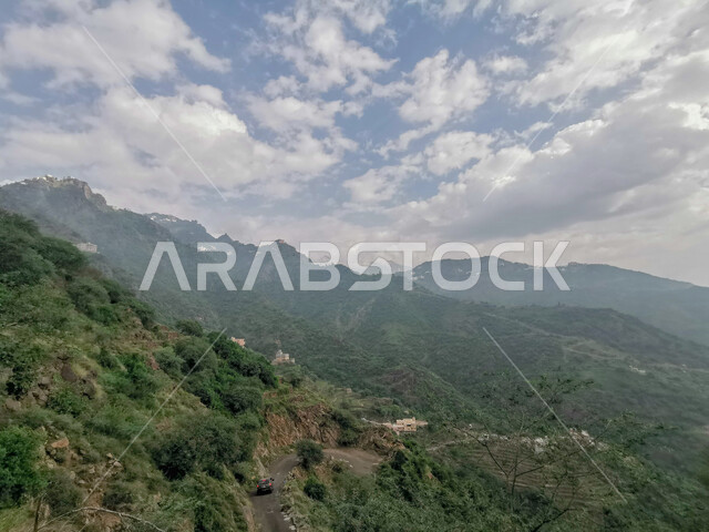 السماء المليئة بالغيوم والسحب البيضاء فوق جبال فيفاء، النباتات الطبيعية على القمم والمرتفعات الجبلية، المدرجات الزراعية الخضراء في جازان في المملكة العربية السعودية, اماكن ومعالم سياحية طبيعيه في السعودية، خلفية الطبيعة