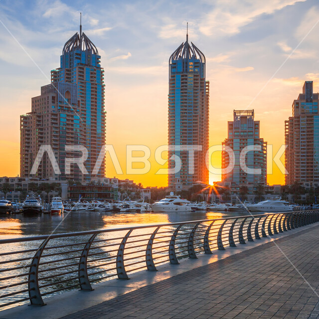 مرسى دبي في الإمارات العربية المتحدة, الواجهة البحرية لإمارة دبي وقت شروق الشمس, أماكن ومعالم ساحلية سياحية مشهورة, الأبراج وناطحات السحاب المطلة على مرفأ اليخوت