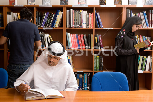 ارفف الكتب المليئه بأصناف متنوعه من المعلومات، تنمية الأفكار واكتساب المعلومات من خلال قراءة الكتب، إجراء مسابقات في قراءة القصص التثقيفيه والتعليمية ، مجموعة من الطلاب العرب الخليجيون الاماراتيون في مكتبة الجامعة يقومون بالمطالعة وتغذية العقول وتنميتها