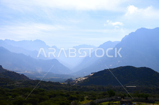 منظر السماء المليئة بالغيوم البيضاء فوق مدينة الطائف, الجبال والقمم والمرتفعات في الهدا في المملكة العربية السعودية, البيئة الطبيعيه والأشجار الخضراء, الاهتمام بالتشجير في المناطق الجبلية, أماكن طبيعيه سياحية, خلفية الطبيعه