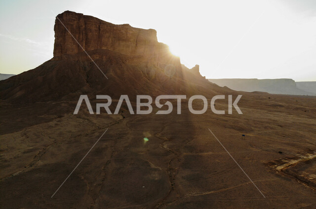 مطل نهاية العالم في مدينة الرياض وقت غروب الشمس, أماكن جذب سياحية في السعودية، المناظر الطبيعية الصحراوية والقمم والمنحدرات الشاهقة في الصحراء, سلسلة جبال طويق في المملكة العربية السعودية.