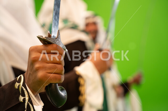 مهرجانات وطنية تاريخية بمناسبة ذكرى اليوم الوطني 23 سبتمبر، يوم العلم السعودي 11 مارس، إرتداء ازياء العرضة النجدية الشعبية ،صورة مقربة لفرقة العرضة النجدية في الاحتفالات و المناسبات الوطنية، عروض و فنون الفلكلور التراثي السعودي، خلفية خضراء ، كروما
