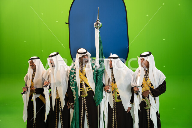 ايماءات السعادة بالاحتفال باليوم الوطني السعودي 23 سبتمبر، فنون وعروض الفلكلور التراثي السعودي، ارتداء الدقلة والغترة الشعبية، أزياء المناسبات الوطنية التقليدية، فرقة العرضة النجدية والرقص الشعبي بالسيوف، ذكرى يوم العلم السعودي، خلفية خضراء وزرقاء، كروما.
