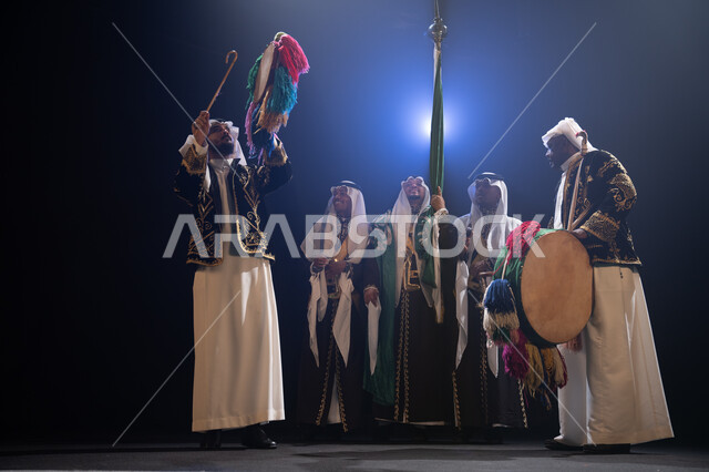 إحياء ذكرى إعادة توحيد الوطن, فرقة عروض الفلكلور التراثي في العيد الوطني في 23 سبتمبر، الاحتفال بيوم العلم السعودي في 11 مارس, ارتداء زي العرضة النجدية الشعبية، الرقص الشعبي والاحتفالات في المناسبات الوطنية, خلفية سوداء مع إضاءة بيضاء