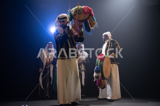 ارتداء زي العرضة النجدية الشعبية, فرقة عروض الفلكلور التراثي في العيد الوطني في 23 سبتمبر، الاحتفال بيوم العلم السعودي في 11 مارس، الرقص الشعبي والاحتفالات في المناسبات الوطنية، تخليد ذكرى إعادة توحيد الوطن, خلفية سوداء مع إضاءة بيضاء