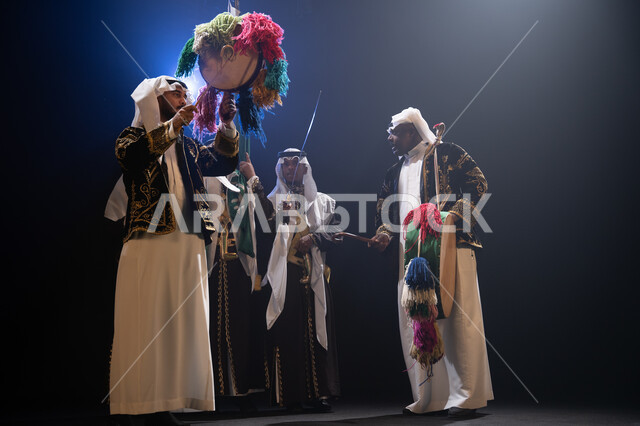 الرقص الشعبي والاحتفالات في المناسبات الوطنية, فرقة عروض الفلكلور التراثي في العيد الوطني في 23 سبتمبر، الاحتفال بيوم العلم السعودي في 11 مارس, ارتداء زي العرضة النجدية الشعبية، تخليد ذكرى إعادة توحيد الوطن, خلفية سوداء مع إضاءة بيضاء