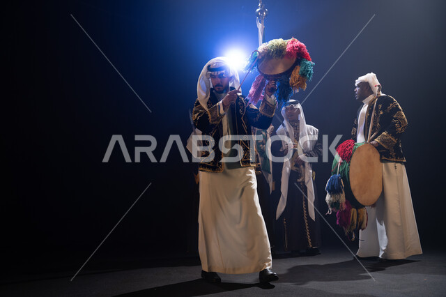 تخليد ذكرى إعادة توحيد الوطن, فرقة عروض الفلكلور التراثي في العيد الوطني في 23 سبتمبر، الاحتفال بيوم العلم السعودي في 11 مارس, ارتداء زي العرضة النجدية الشعبية، الرقص الشعبي والاحتفالات في المناسبات الوطنية, خلفية سوداء مع إضاءة بيضاء